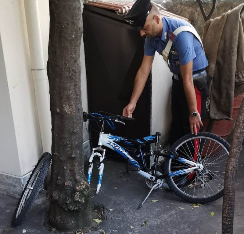 Striano: scavalca recinzione e ruba bici, arresatato 20enne