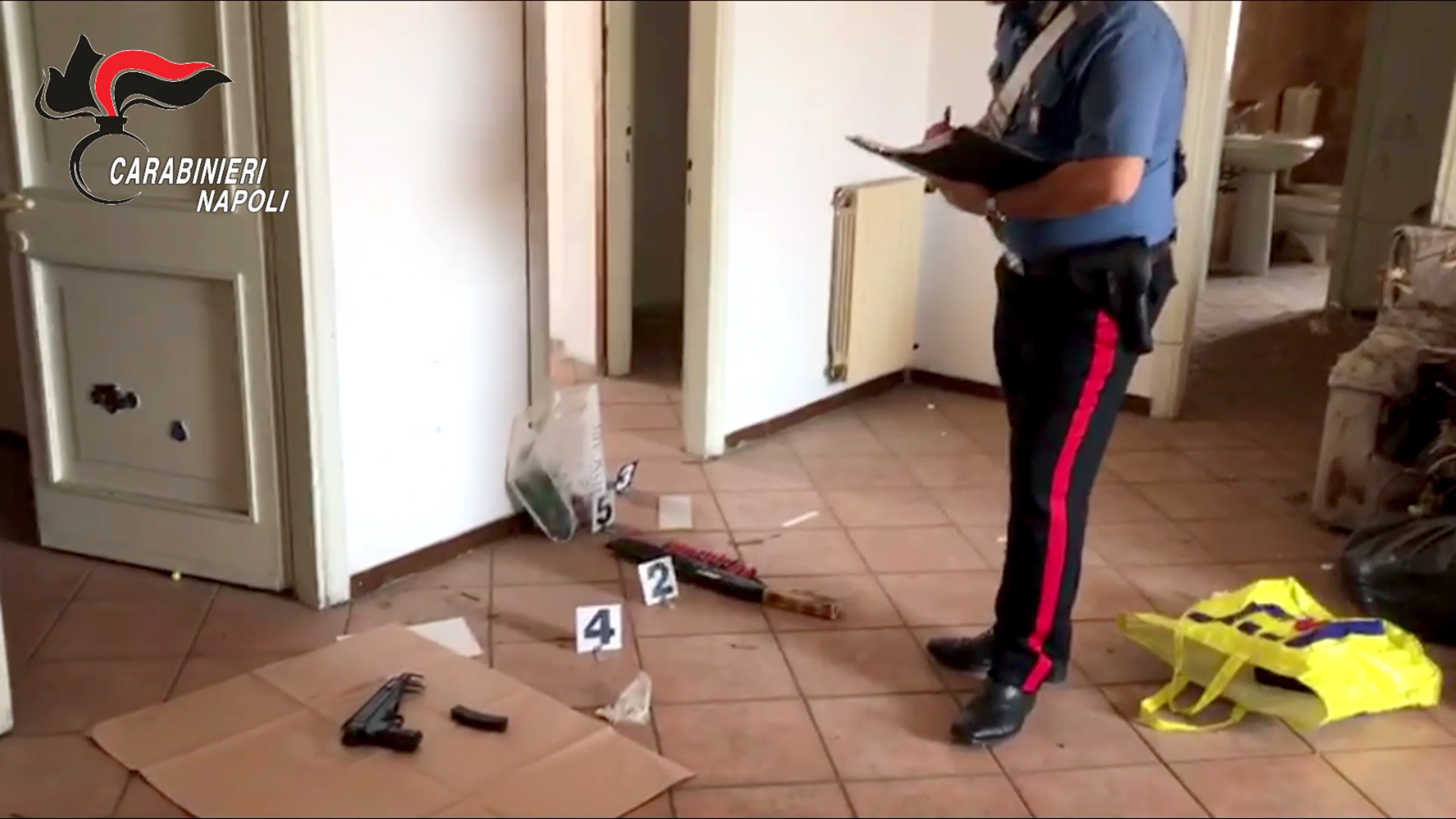 Qualiano: armi ed esplosivi in una casa di un uomo ai domiciliari