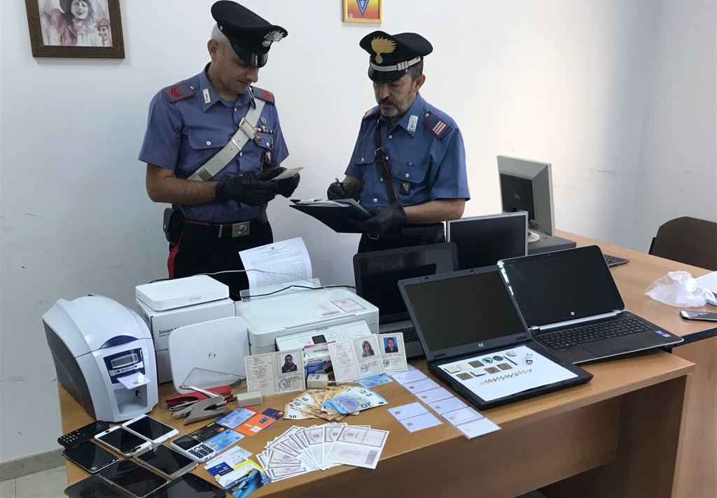 Caivano: falsificava documenti fingendo di essere la tenenza dei carabinieri