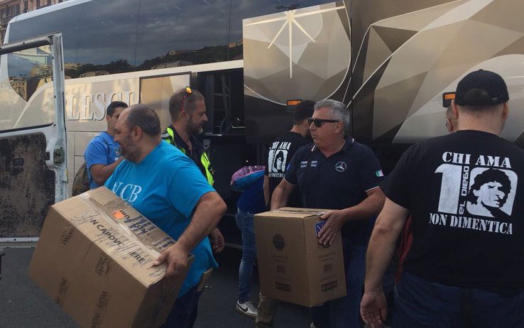 I tifosi del Napoli offrono beni di prima necessità agli sfollati di Genova