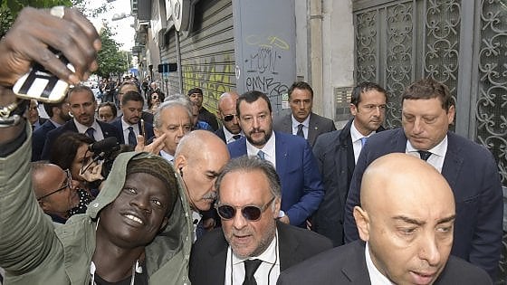 Salvini a Napoli e quei facili applausi al Vasto