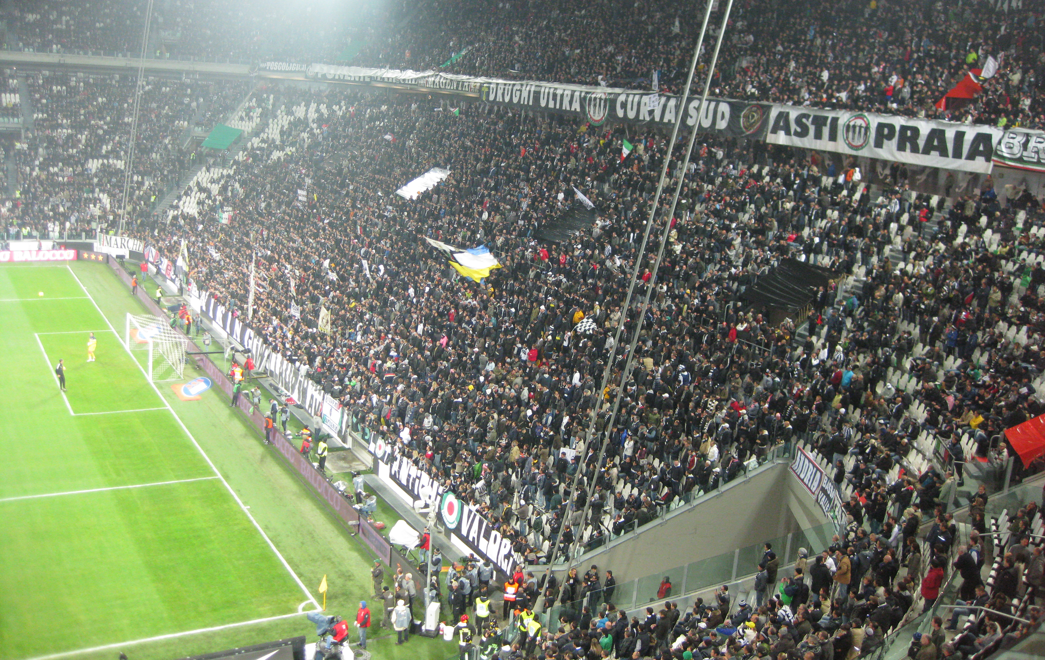 Doppia squalifica per la Juventus dopo i cori anti-Napoli