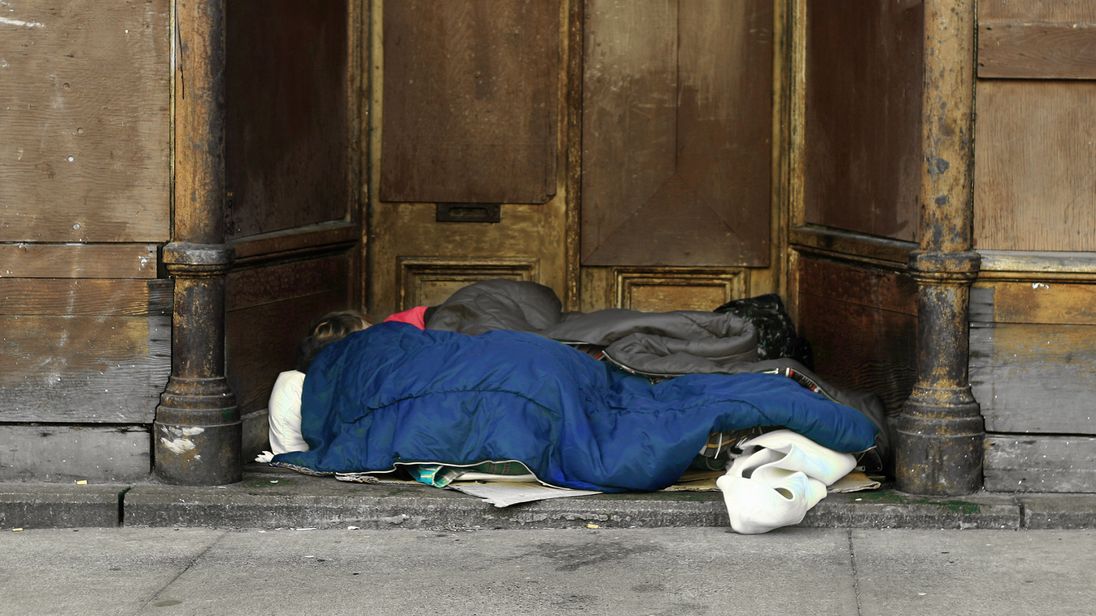 https://www.zerottounonews.it/wp-content/uploads/2018/12/skynews-homeless-sleeping-rough_4388498.jpg