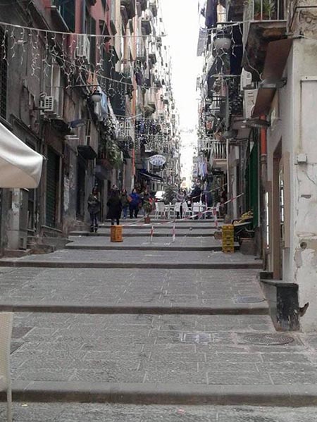 Napoli: aggredisce la ragazza stringendole al collo il guinzaglio