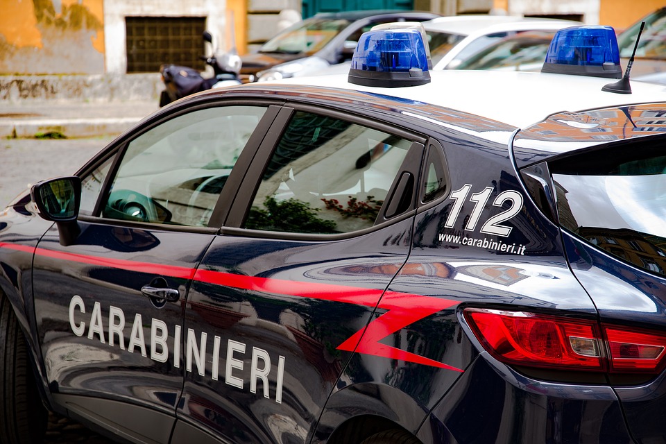 Rubavano i soldi dal conto in banca usando cellulari: 3 arresti in provincia di Napoli