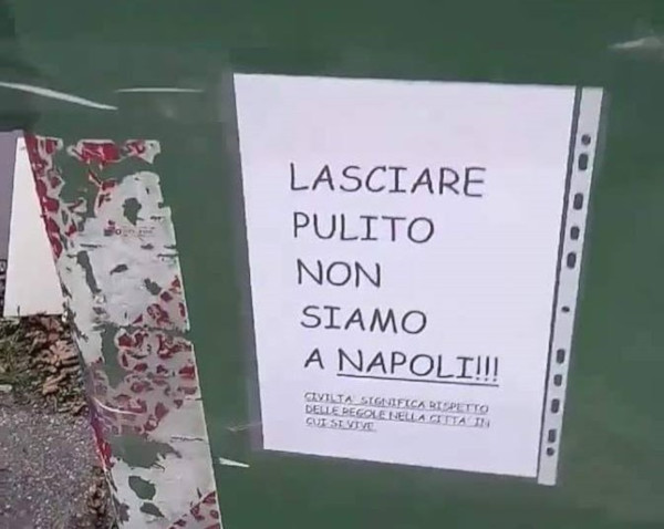 La risposta di Napoli al cartello razzista di Pordenone