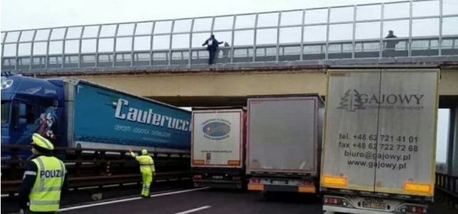 Uomo minaccia di buttarsi da un ponte, i camionisti lo salvano