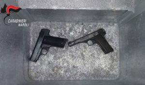 Le due pistole rinvenute durante i controlli nel rione Pontecitra