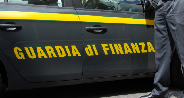 Napoli, blitz della Finanza: arresti e sequestri, coinvolti anche due contabili