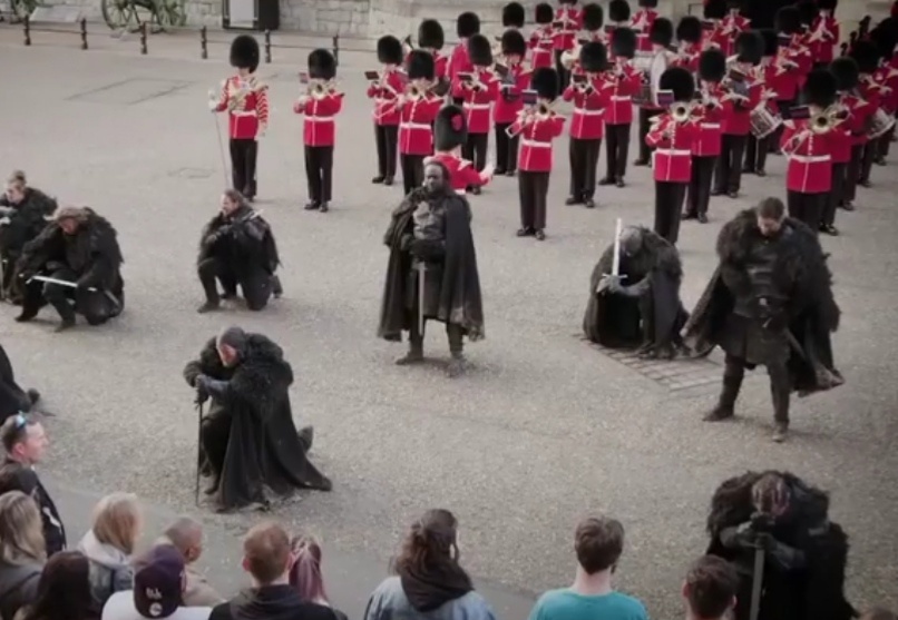 A Londra i Guardiani della Notte si sono mischiati alle Guardie Reali della regina