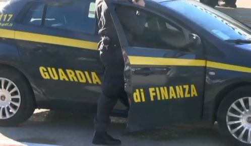 Napoli, due fabbriche del falso scoperte: oltre 1000 prodotti sequestrati