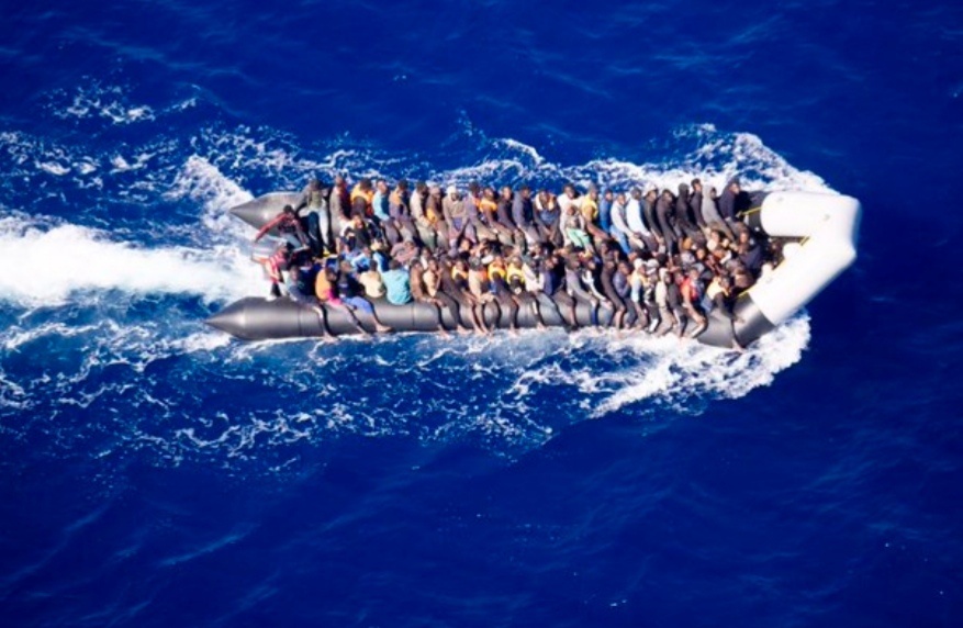 Naufragio al largo della Libia: 100 migranti salvati ma proteste per le operazioni della Marina