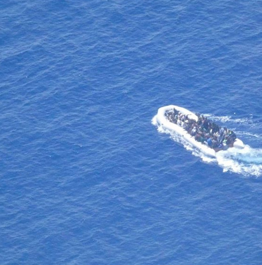 Alarm Phone: “Gommone con 100 migranti affonda al largo della Libia”
