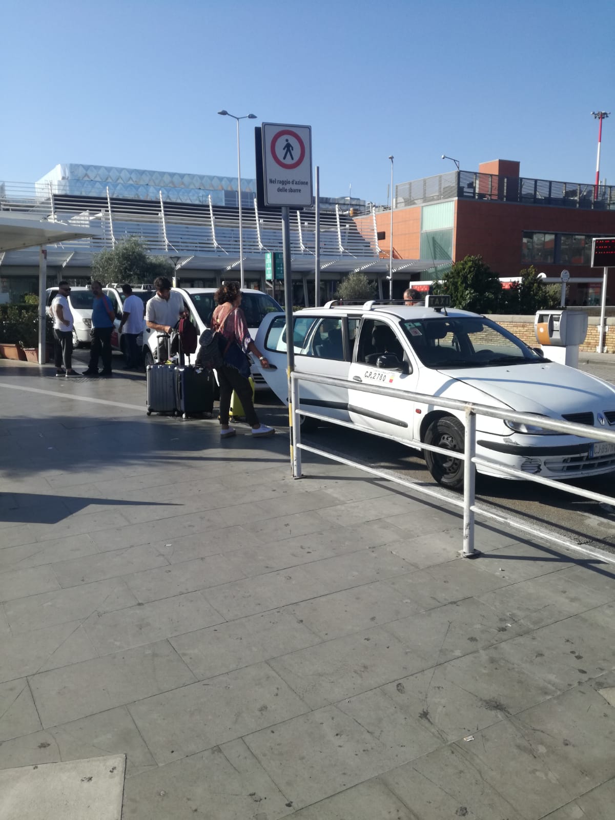 Napoli: abusivo aggredisce tassista in servizio all’aeroporto di Capodichino