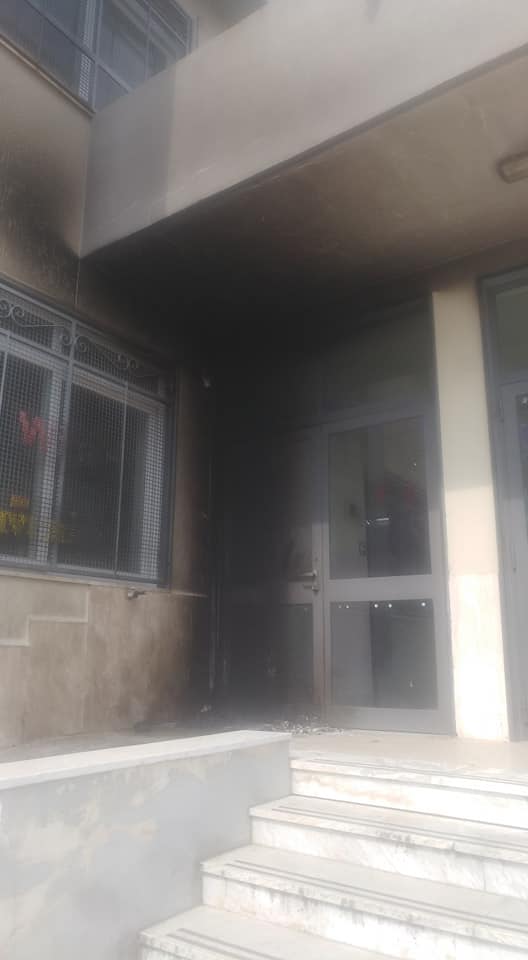 Nola: incendio ad opera di vandali all’ingresso del Mameli