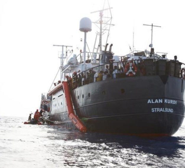 La Alan Kurdi salva 13 migranti ma vede chiudersi i porti in Italia