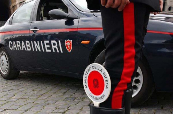 Napoli: telefonini rubati squillano durante un controllo dei carabinieri, arrestati rapinatori