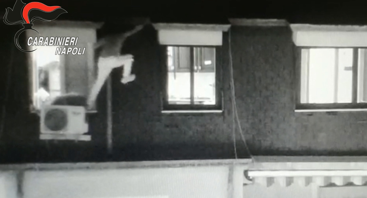 [VIDEO] Latitante scappa sul tetto: arrestato dai carabinieri