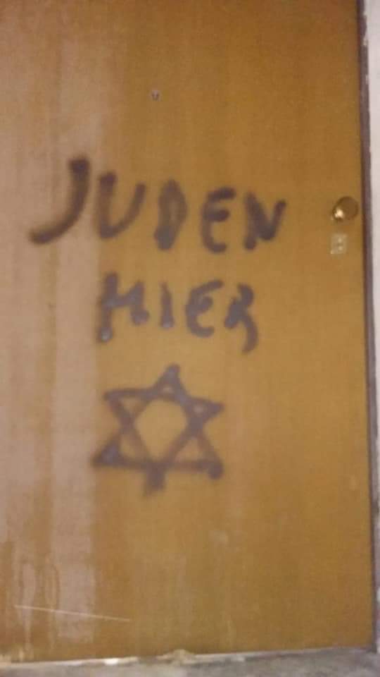 Come 80 anni fa una scritta antisemita ad una porta italiana: “Qui ci sono ebrei”