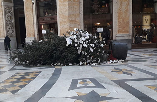 Napoli: abbattuto da vandali l’albero di Natale nella Galleria Umberto I