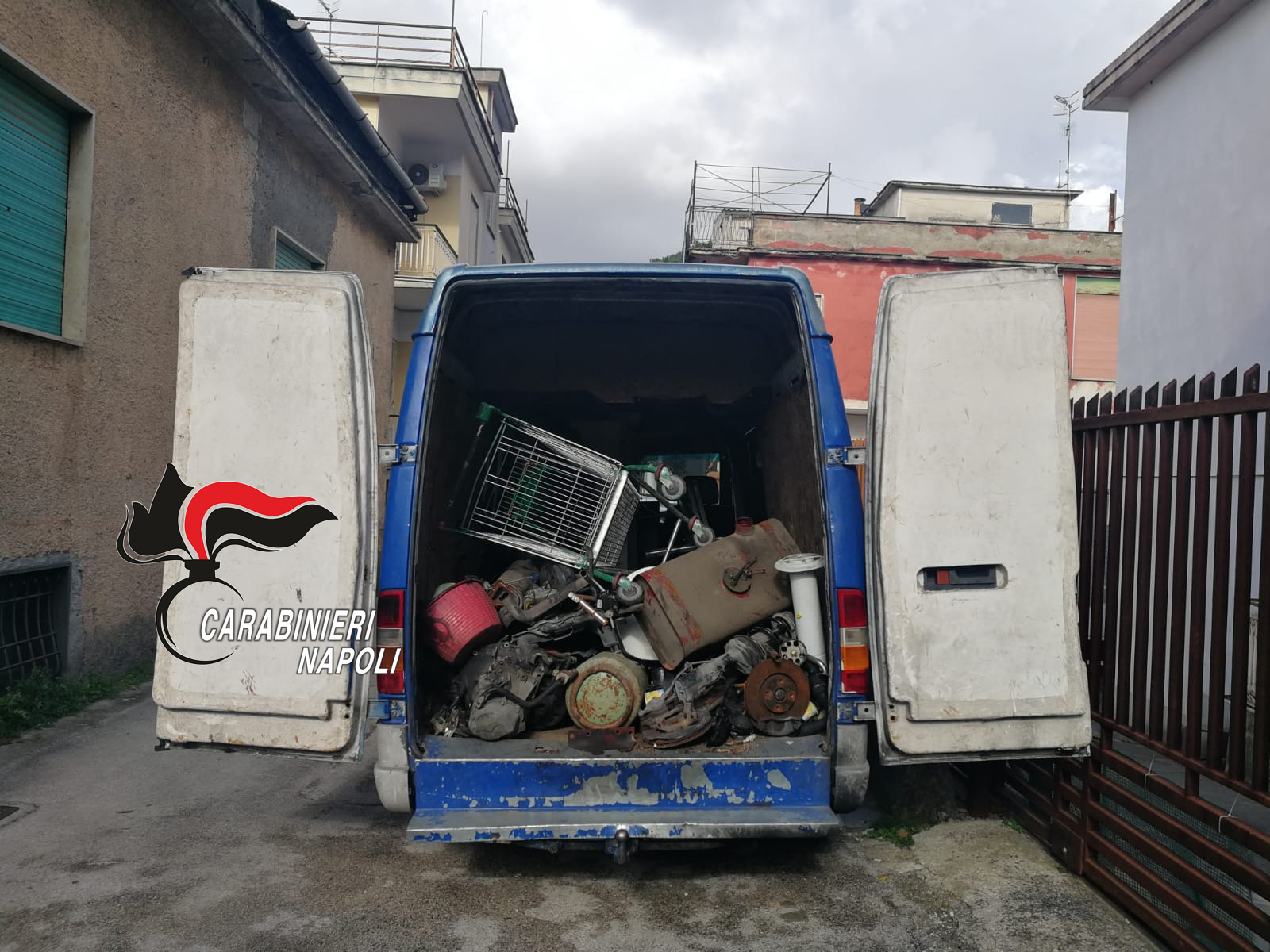 Nola: alla guida di un furgoncino carico di rifiuti illeciti con patente falsa, denunciati in due