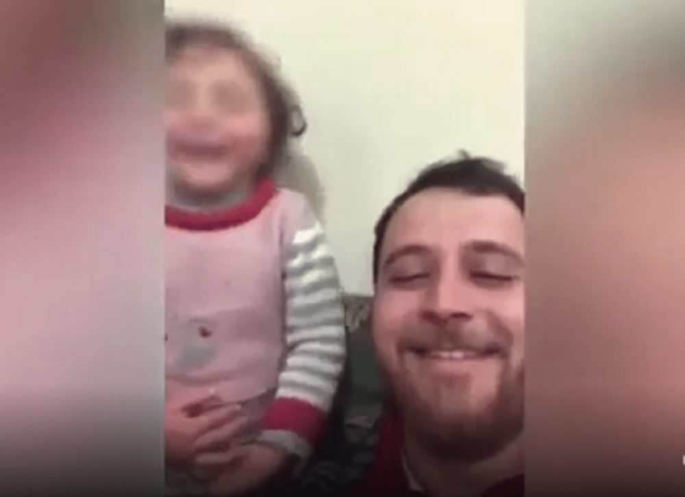 [VIDEO] Per proteggere la figlia crea il gioco della risata in risposta alle bombe in Siria