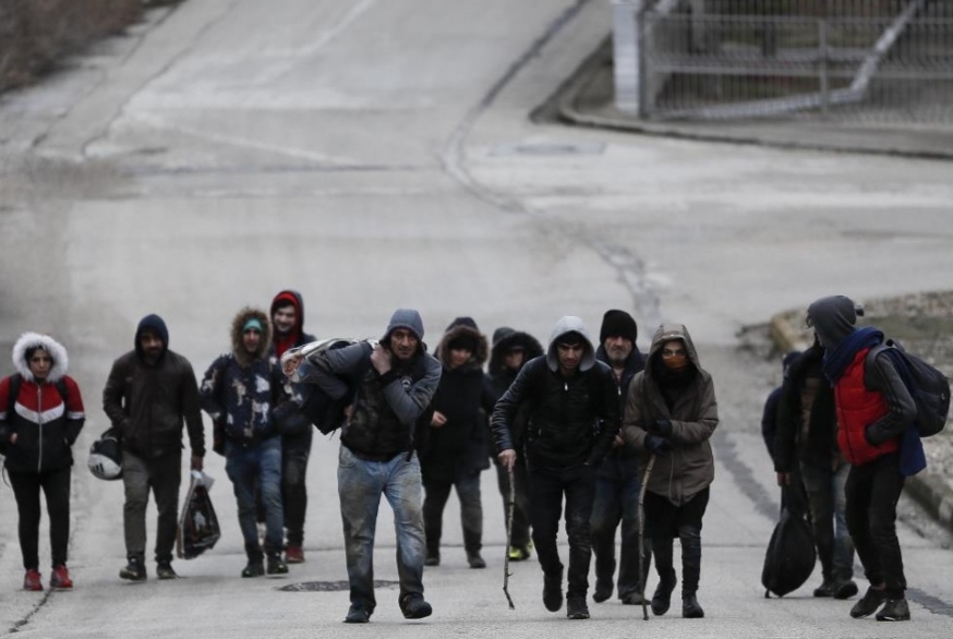 La Grecia blocca i migranti siriani al confine con i gas lacrimogeni