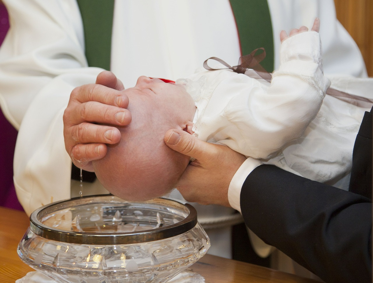 Stavano celebrando un battesimo nonostante il divieto: denunciati prete e genitori a San Gennaro Vesuviano