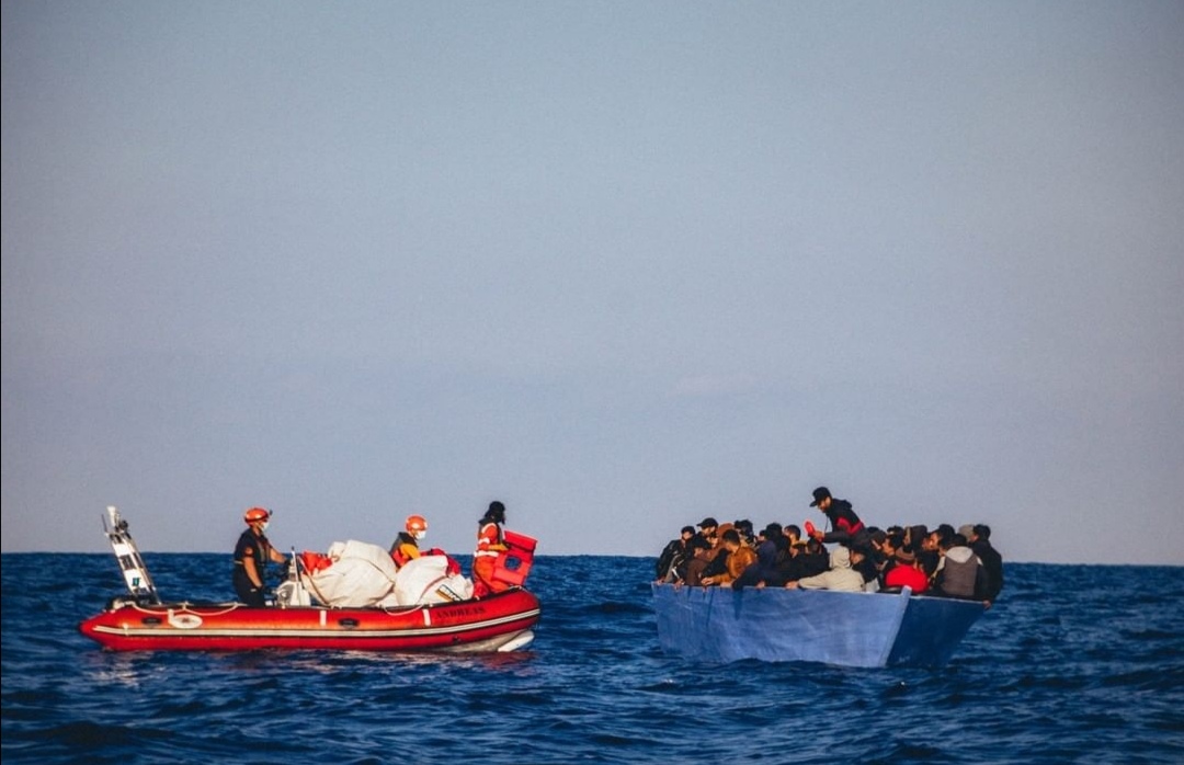 La Alan Kurdi salva 150 migranti, spari in aria della Guardia Costiera libica