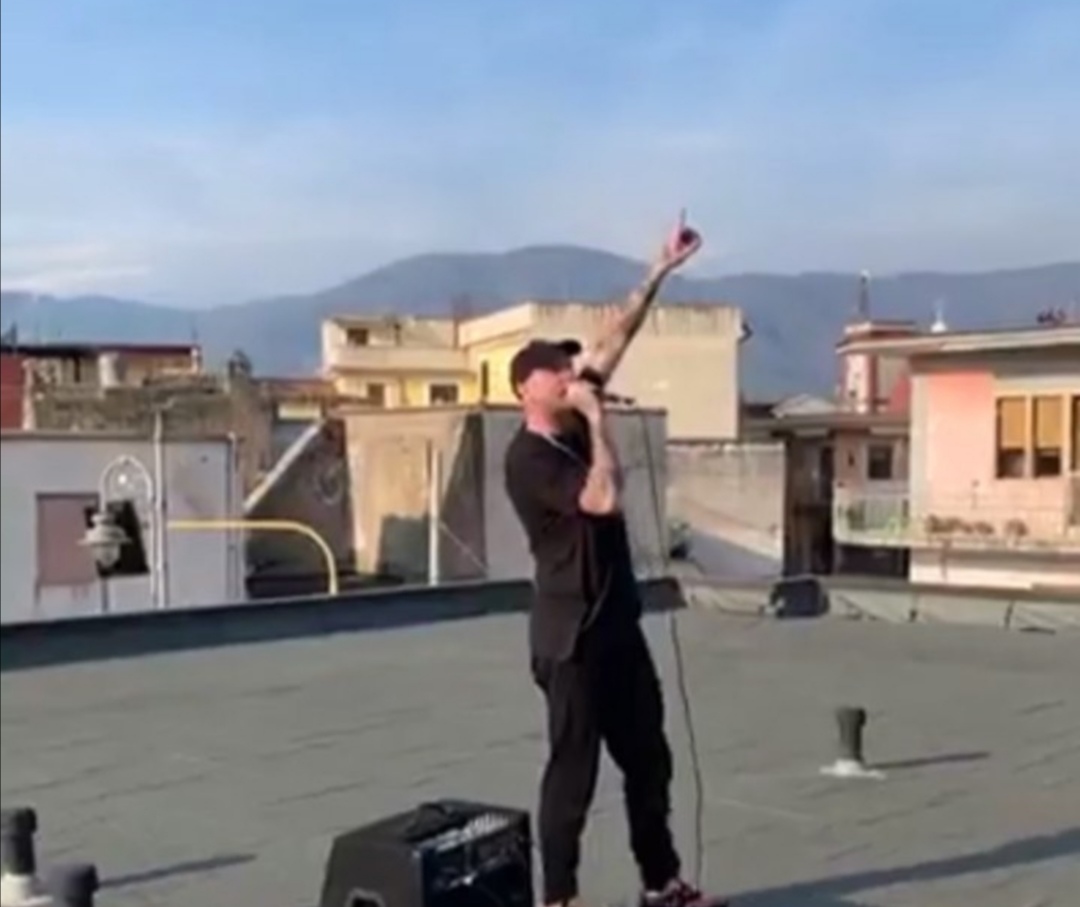 Clementino ha cantato sul tetto durante la sua quarantena a Camposano