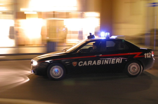 A 15 anni guida l’auto del papà e scappa dai carabinieri: denunciato nel Napoletano