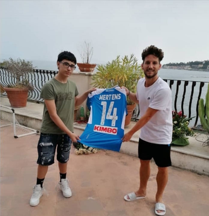 Napoli: Mertens e Insigne regalano la maglietta al ragazzo picchiato dai bulli ai Colli Aminei