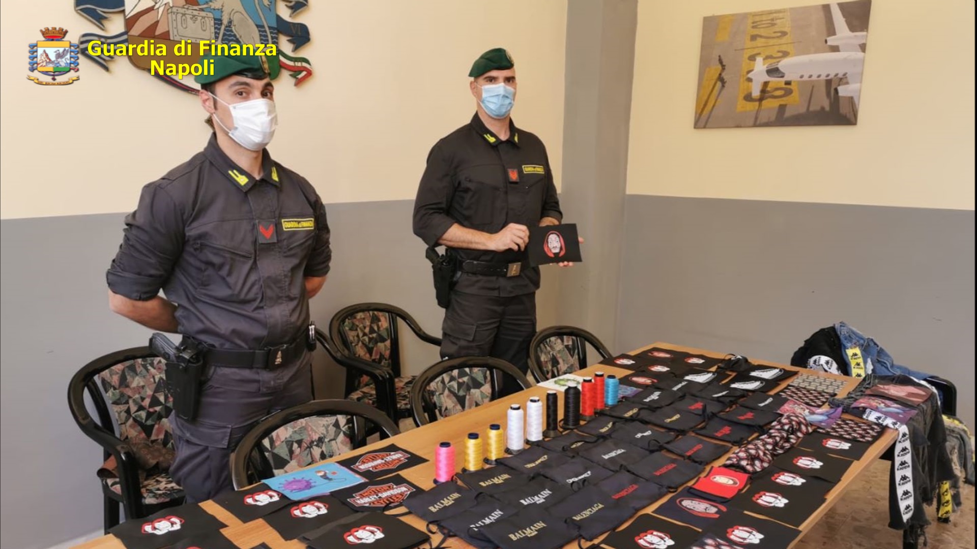 Napoli: sequestrata in centro fabbrica di mascherine illegali