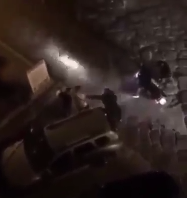 Napoli: pistola in faccia per rubargli il motorino durante i festeggiamenti