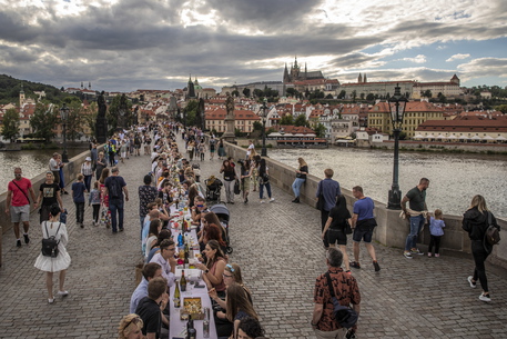 In Repubblica Ceca migliaia di persone hanno partecipato ad una festa di “addio al coronavirus”