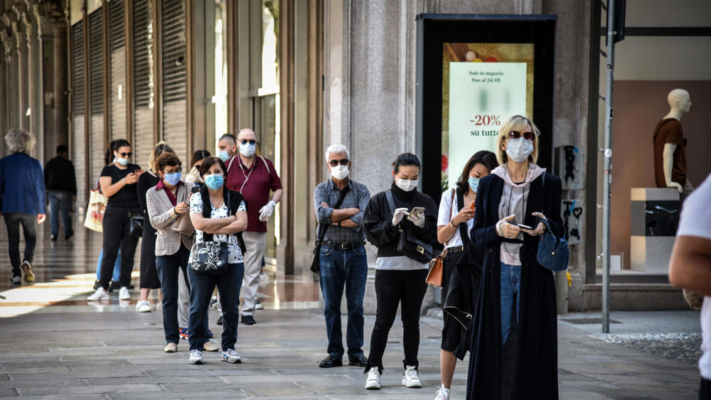 In Lombardia è caduto l’obbligo della mascherina all’aperto