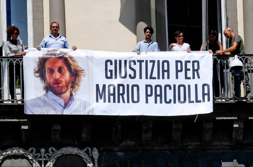 Napoli: uno striscione sul Comune per Mario Paciolla