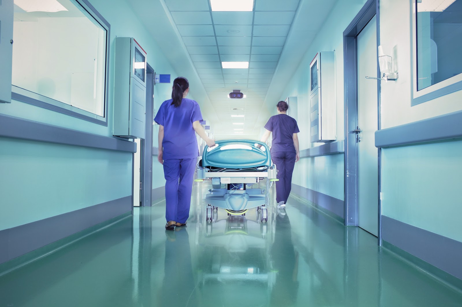 https://www.zerottounonews.it/wp-content/uploads/2020/08/infermieri-dottori-ospedale.jpg