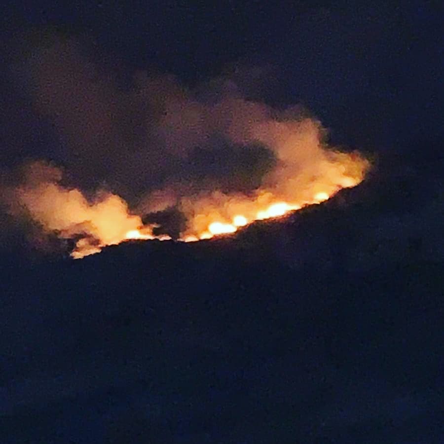 Incendiata la montagna di San Gennaro: soccorsi al lavoro una notte intera