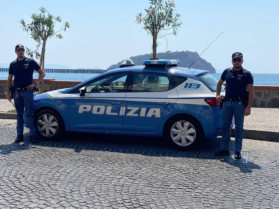 https://www.zerottounonews.it/wp-content/uploads/2020/08/napoli-polizia-bagnoli.jpg