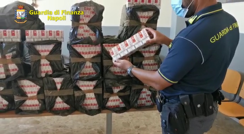 Napoli: 500 kg di sigarette di contrabbando sequestrate in un furgone