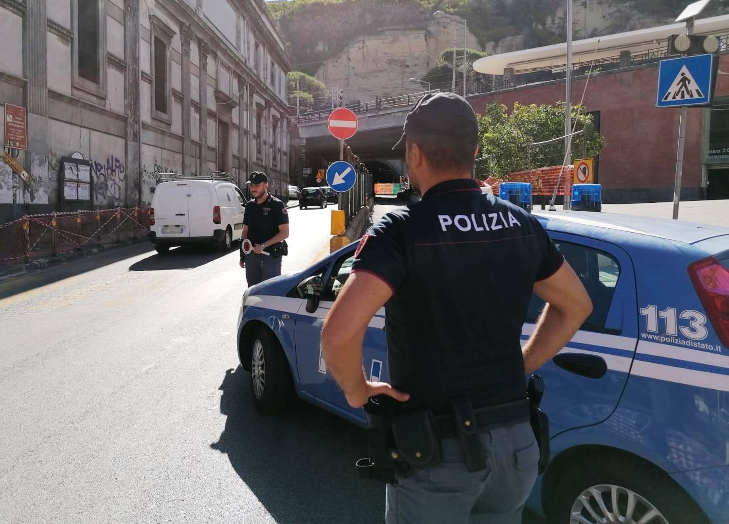 Napoli: scippano una turista seduta al bar, arrestati due diciottenni