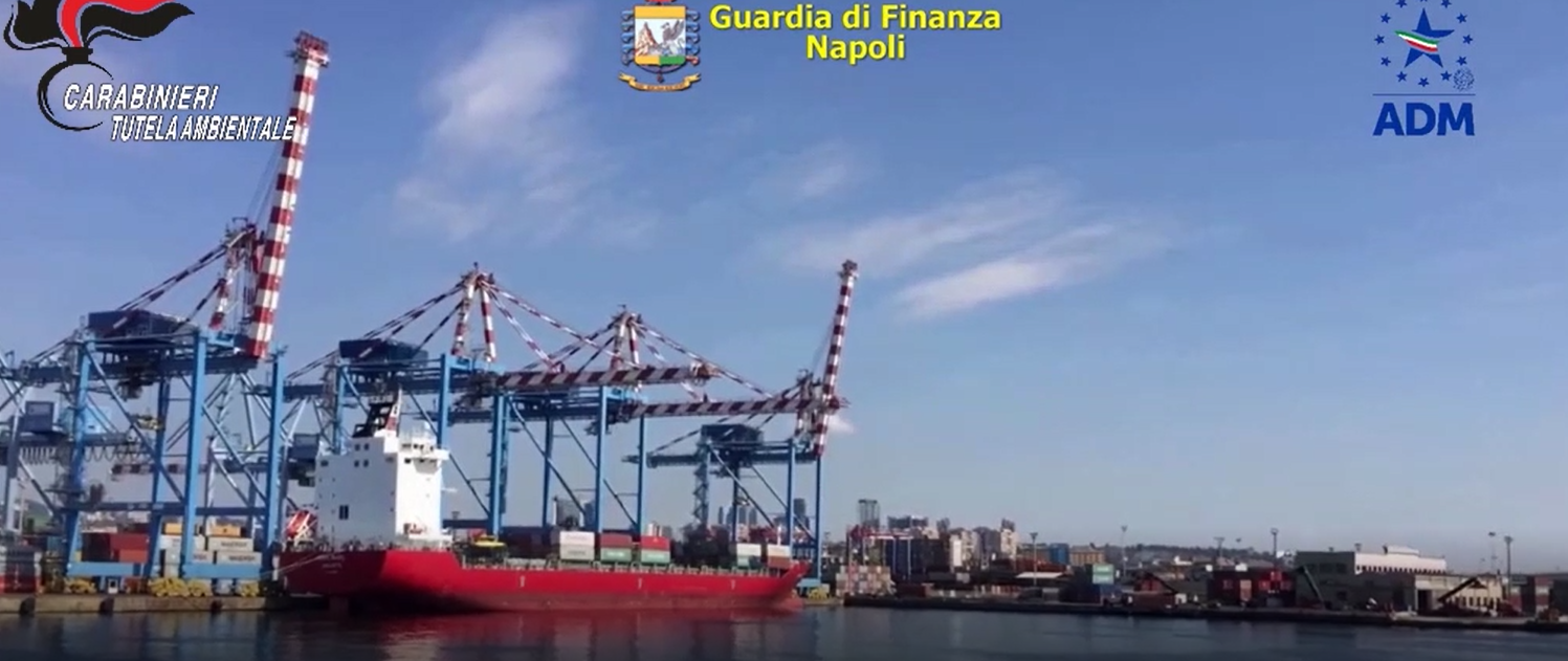 8 containers di rifiuti speciali diretti in Africa: maxi sequestro al porto di Napoli