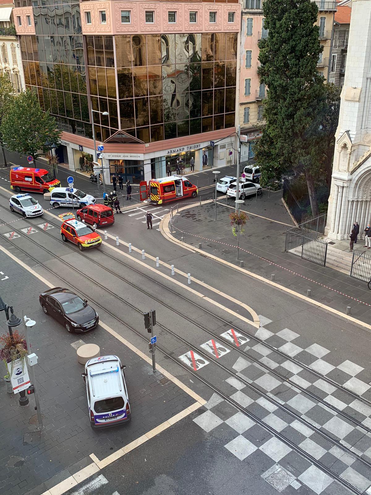 Attentato a Nizza: 3 morti, donna decapitata