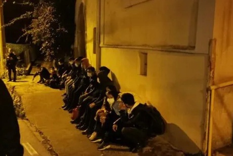 Migranti arrivano in Costiera Sorrentina, salumeria apre nella notte e offre panini