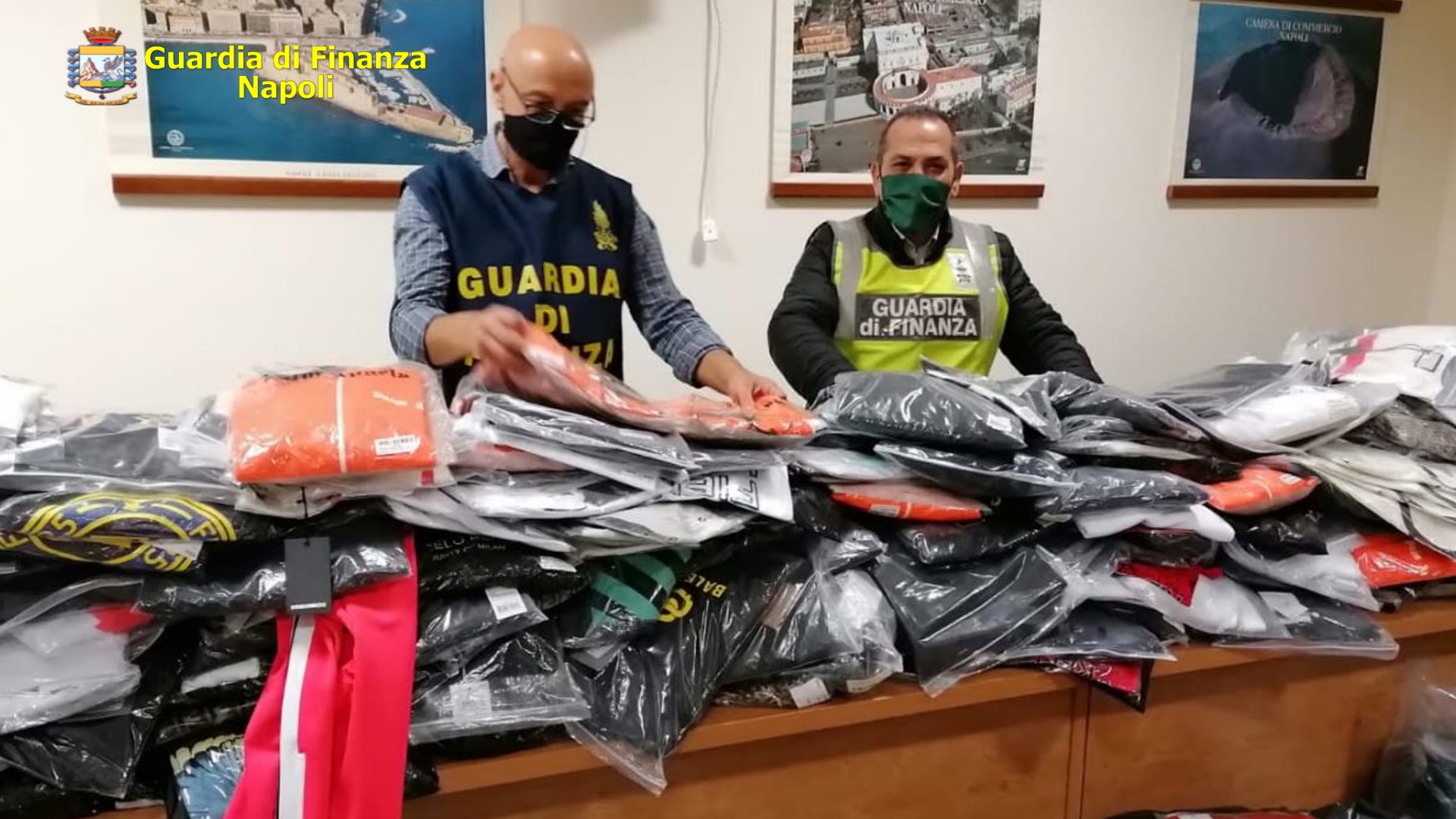 Abbigliamento falso: sequestrati nel Napoletano quasi 14mila capi