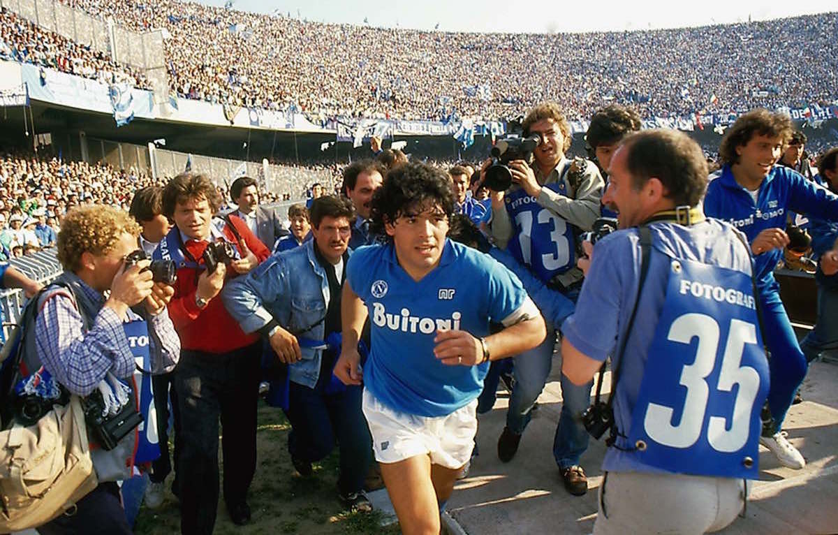 https://www.zerottounonews.it/wp-content/uploads/2020/12/Diego-Maradona_Stadio-San-PaoloAlfredo-Capozzi.jpg