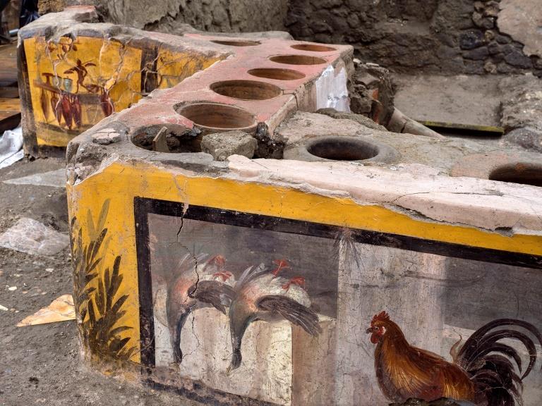 Pompei: dagli Scavi riaffiora un’intera tavola calda