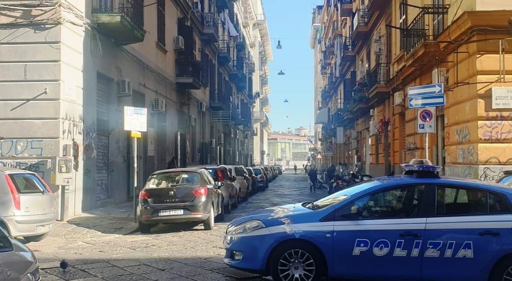 Napoli: evade dai domiciliari per assembrarsi in albergo, arrestato