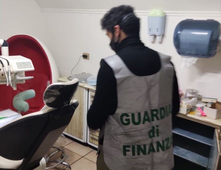 Napoli: sequestrato studio medico dentistico abusivo